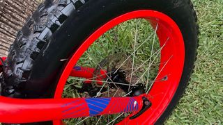 Bicicleta infantil roja con ruedas anchas