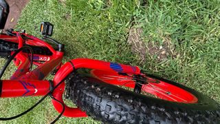 Bicicleta infantil roja con ruedas anchas