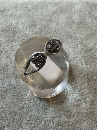 Anel Prata Marcassites con sello