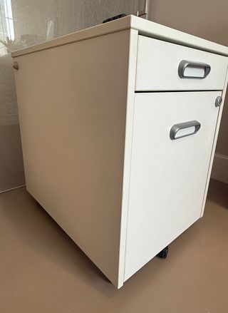 Cajonera oficina con cerrojo y carpetas colgantes