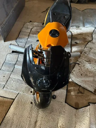 Mini moto de gasolina naranja