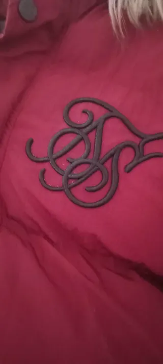 Abrigo SikSilk granate con capucha y pelo