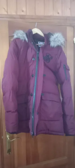 Abrigo SikSilk granate con capucha y pelo