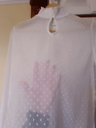 Blusa blanca con motitas
