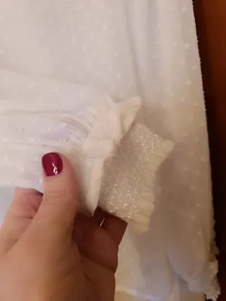 Blusa blanca con motitas