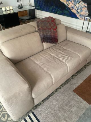 Sofá color piedra patas metal