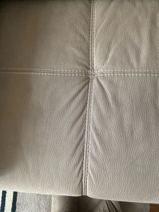 Sofá color piedra patas metal