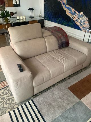 Sofá color piedra patas metal