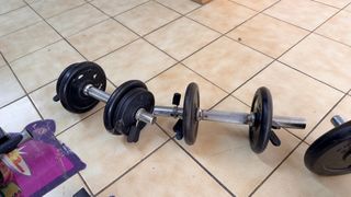 Gimnasio completo con barras y discos