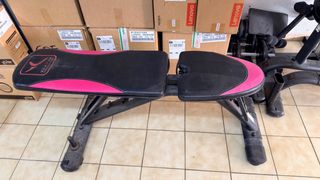 Gimnasio completo con barras y discos