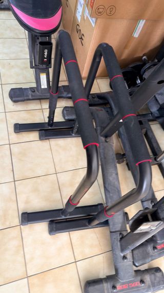 Gimnasio completo con barras y discos