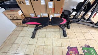 Gimnasio completo con barras y discos