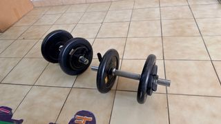 Gimnasio completo con barras y discos