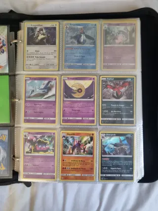 Objetos y cartas pokemon hilos y cosmo