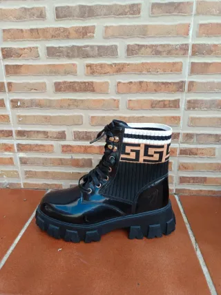 Botas charol y tejido negro y dorado