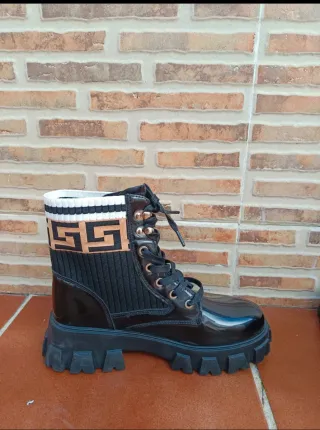 Botas charol y tejido negro y dorado