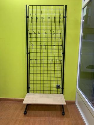 Lote expositores metálicos y expositores con cesta