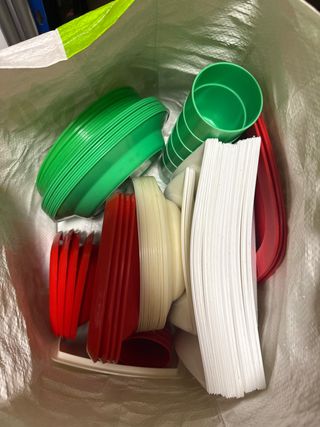 Menaje de plástico platos verde y rojo