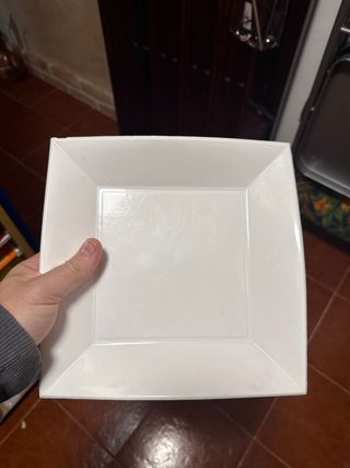 Menaje de plástico platos verde y rojo