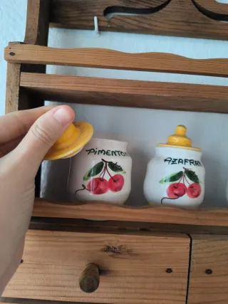 Mueble de madera con 3 botes decorados