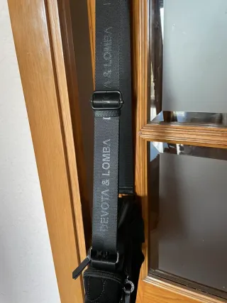 Bolso bandolera negro efecto terciopelo