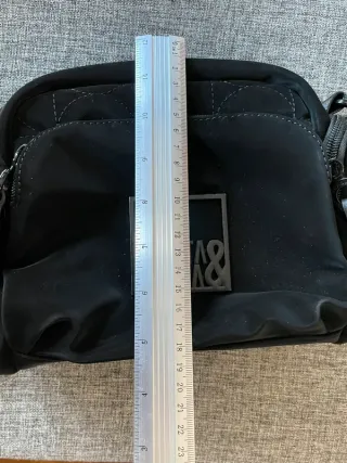 Bolso bandolera negro efecto terciopelo