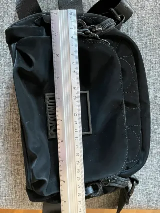 Bolso bandolera negro efecto terciopelo