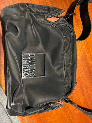 Bolso bandolera negro efecto terciopelo