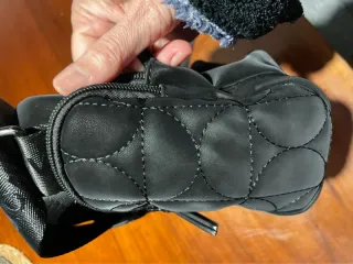 Bolso bandolera negro efecto terciopelo