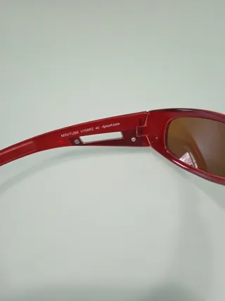 Gafa de sol Rip Curl roja para niño/a.