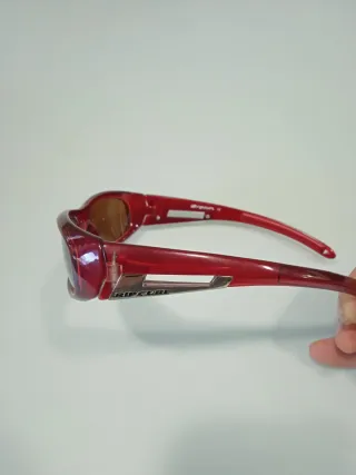 Gafa de sol Rip Curl roja para niño/a.