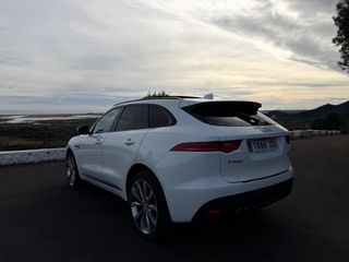Jaguar F-PACE R-Sport 2.0D 180 CV AWD Automático –