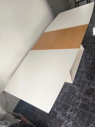 Mesa extensible blanca y madera