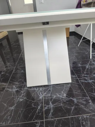 Mesa extensible blanca y madera