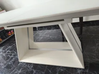 Mesa extensible blanca y madera
