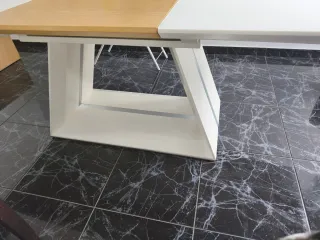 Mesa extensible blanca y madera