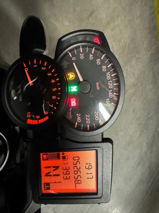 BMW R1200R con maletas