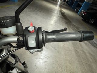 BMW R1200R con maletas