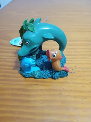 Decoración acuario con delfines y pez