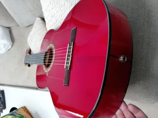 Guitarra flamenca autoamplificada roja