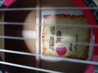 Guitarra flamenca autoamplificada roja