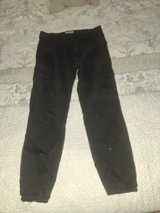 Pantalón cargo Pull&Bear negro talla 38
