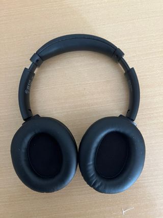 Auriculares negros con cable USB