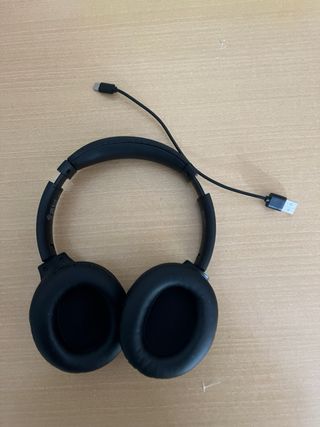 Auriculares negros con cable USB