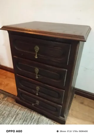 Móvel de madeira com gavetas