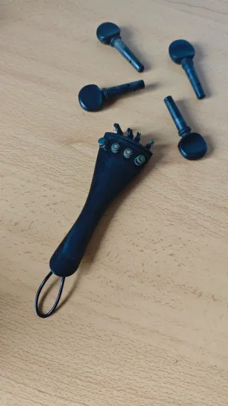 Cordal y 4 clavijas para violín 4/4.