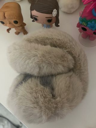 Orejeras de pelo beige y blanco