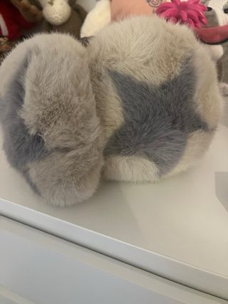 Orejeras de pelo beige y blanco