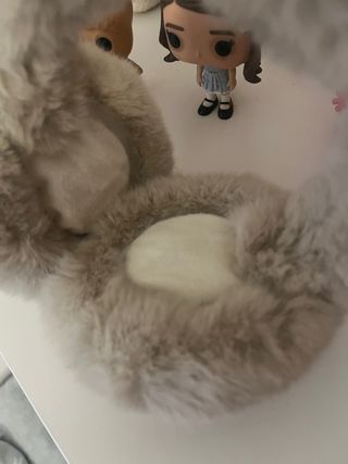 Orejeras de pelo beige y blanco