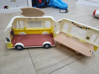 Casa Bluey con figuras y caravana